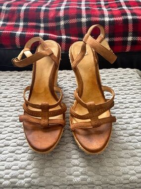 UGG Brown Leather Strappy Platform Sandals . El cuero se ve un poco manchado